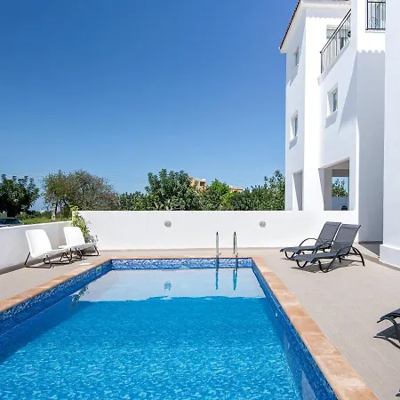 Perfect Villa With Pool And 4 Bedrooms In The Sunsets Of Cyprus Just For You *