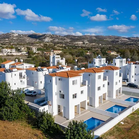Perfect Villa With Pool And 4 Bedrooms In The Sunsets Of Cyprus Just For You וילה *