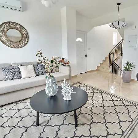 Perfect Villa With Pool And 4 Bedrooms In The Sunsets Of Cyprus Just For You וילה