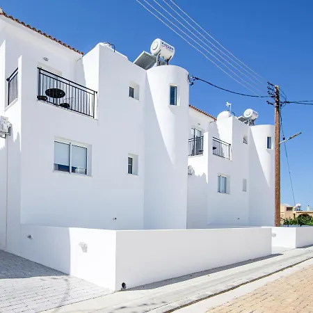 Perfect Villa With Pool And 4 Bedrooms In The Sunsets Of Cyprus Just For You *